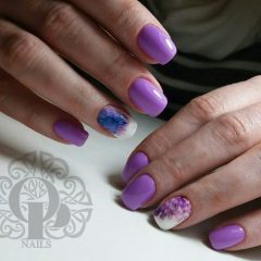 светло-фиолетовый выпускной маникюр с перьями