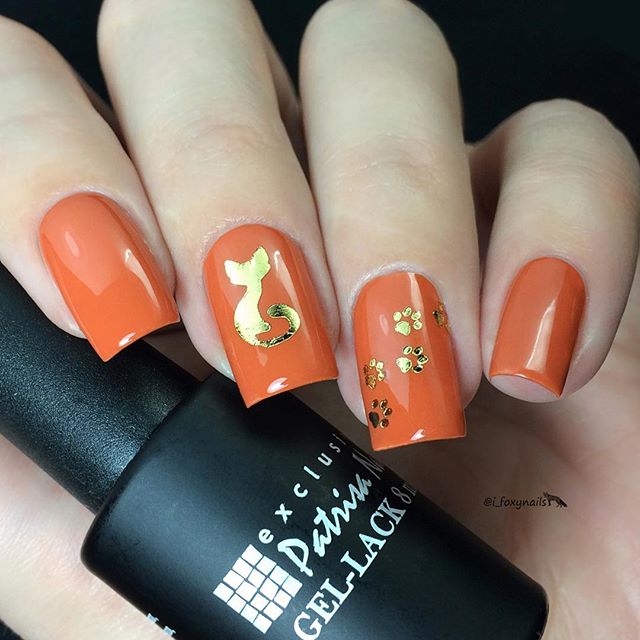 оранжевые ногти с рисунком кота из фольги