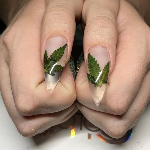 leaves acrylic manicure