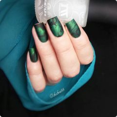 темный черно-зеленый маникюр с фольгой