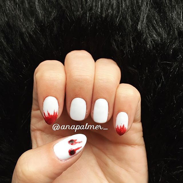 vampiress halloween nails with teeth and vampire bite