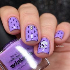 фиолетовый маникюр с крестиками