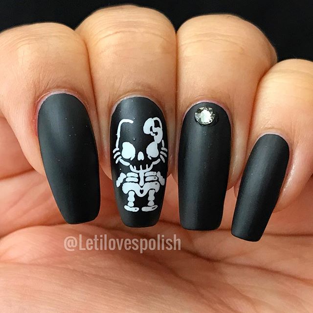 kitty sceleton nails for halloween