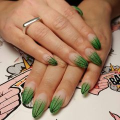 Длинный острые ногти с зеленой паутиной на Хэллоуин