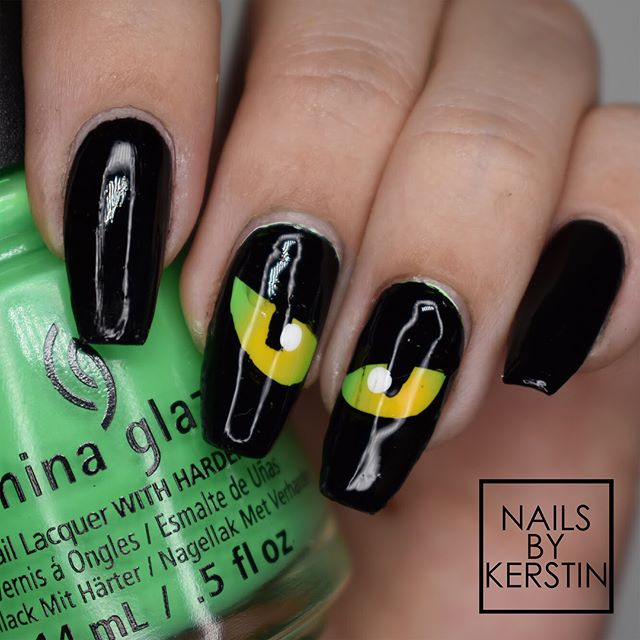 black Halloween nails with cat eyes