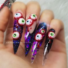 длинные нарощенные ногти з объемными глазами на хэллоуин