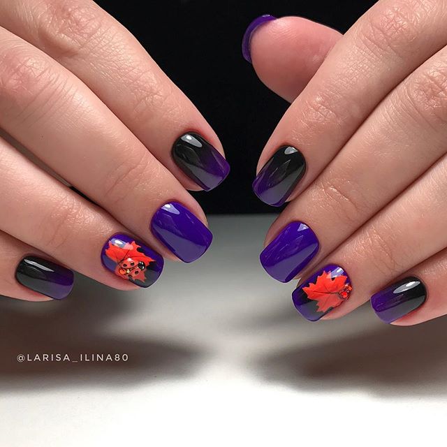 фиолетово-черное омбре на ногтях с красными кленовыми листьями