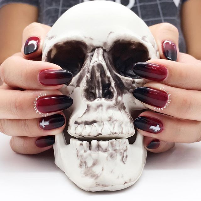 черно красное омбре на ногтях для Хэллоуина