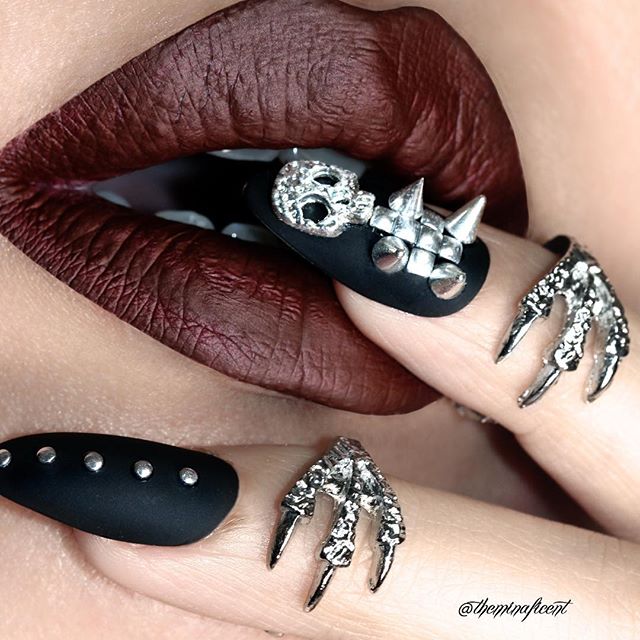 black nail design with spikes & 3D skulls for Halloween