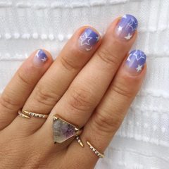 фиолетовый маникюр омбре со звездами на короткие ногти