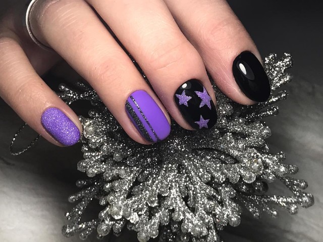 фиолетово-черный маникюр со звездами