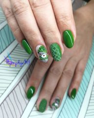 зеленый ногти с вязаным дизайном и мишкой