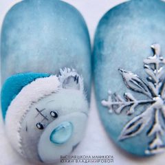 объемная снежинка на ногтях
