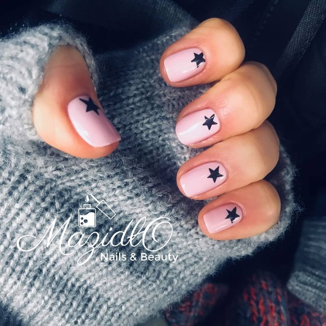 светло-розовые ногти с черными звездочками
