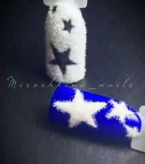 синий и белый маникюр с пушистыми звездами