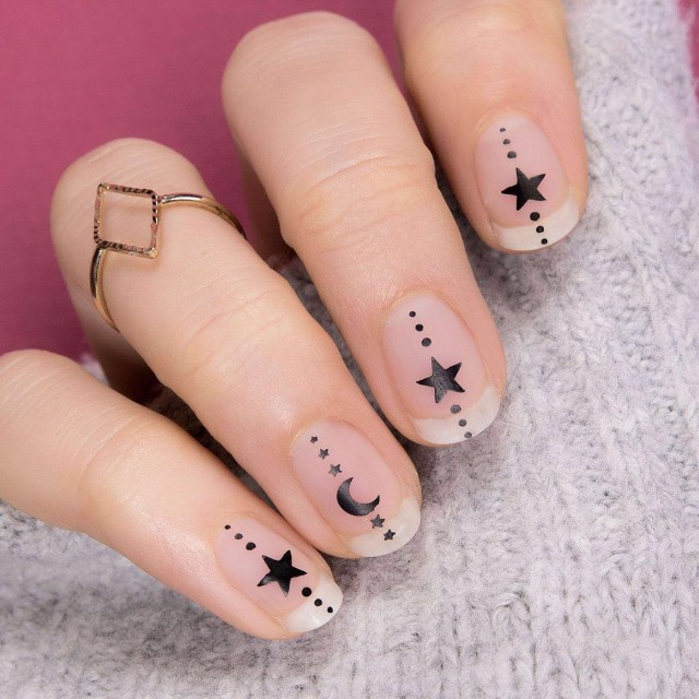 маникюр тату на ногтях со звездами