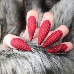 острые красные ногти с дизайном свитер