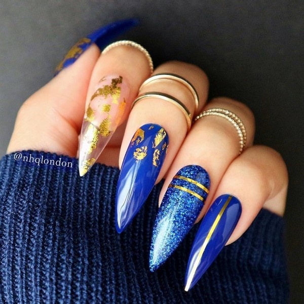 синие ногти стилеты с золотом на Рождество