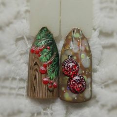 дизайн ногтей для Нового года и Рождества с ветками елки и елочными шарами