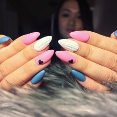 бело-розово-голубые ногти со свитером и сердечками Валентина