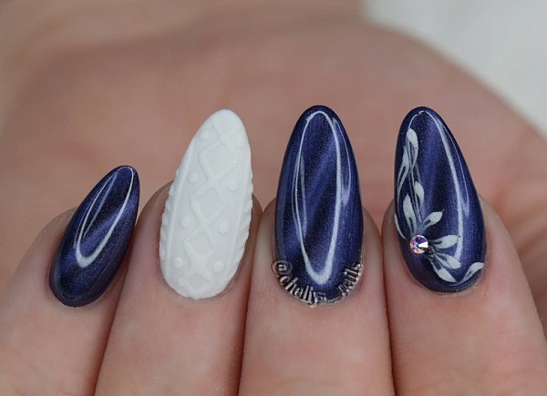 сине-белые ногти с вязаным дизайном