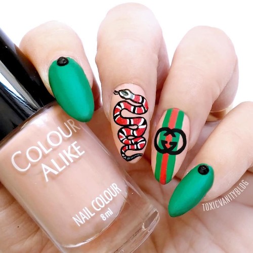ярко-зеленый-с-красным-маникюр-gucci
