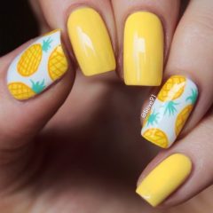 ярко-желтый-маникюр-с-белыми-акцентными-ногтями-с-рисунком-ананаса