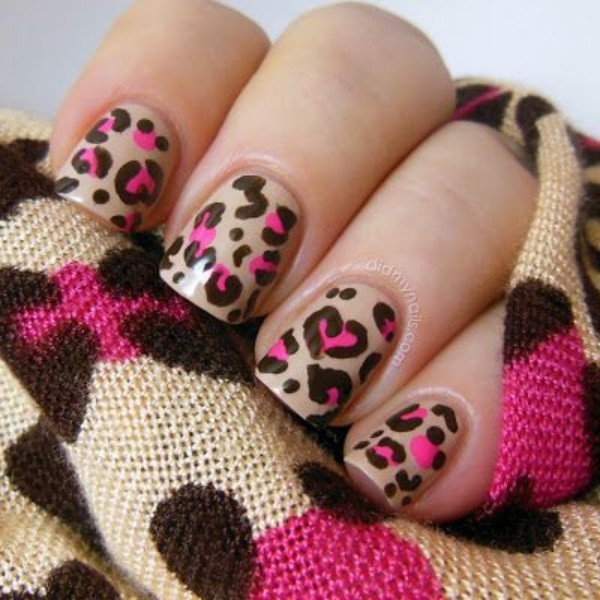 леопардовый-маникюр-с-розовыми-пятнами