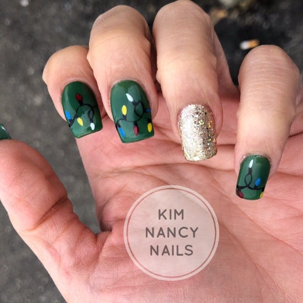 новогодние зеленые ногти с золотым и рисунком гирлянды