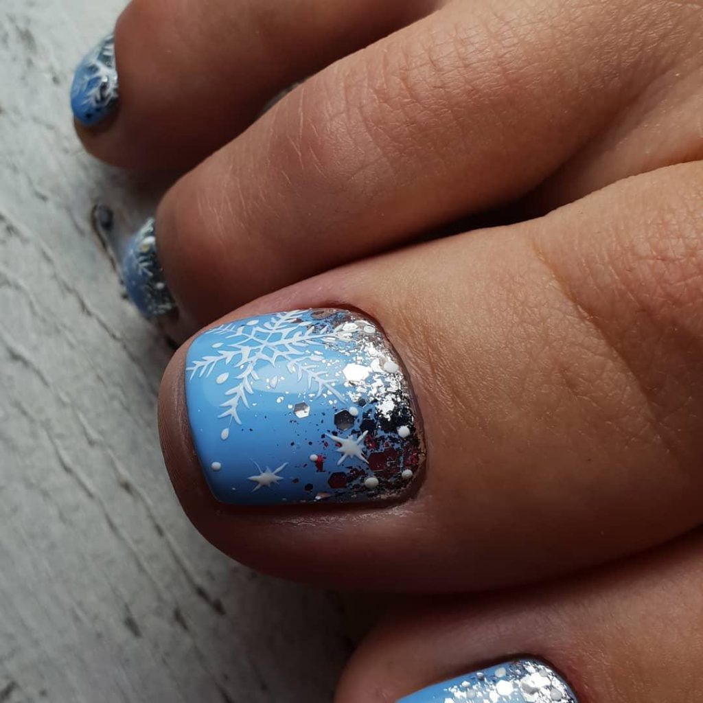 голубой новогодний педикюр со снежинкой