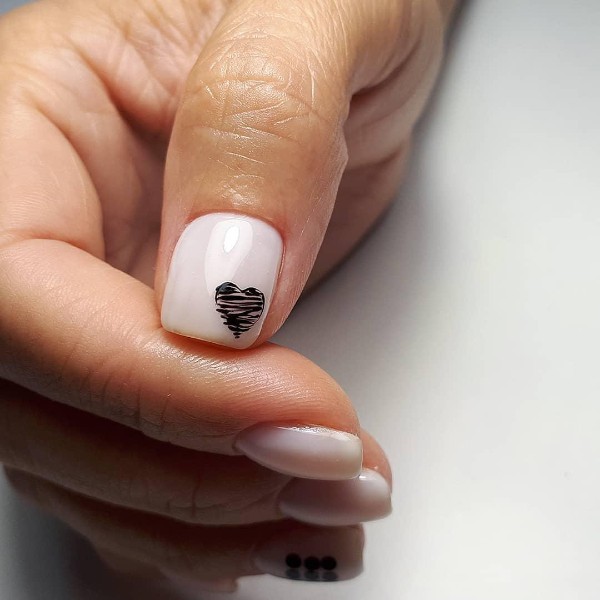 светлый дизайн ногтей с черным рисунком сердца