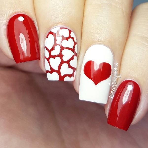 сердечный красно-белый дизайн ногтей гель-лаком