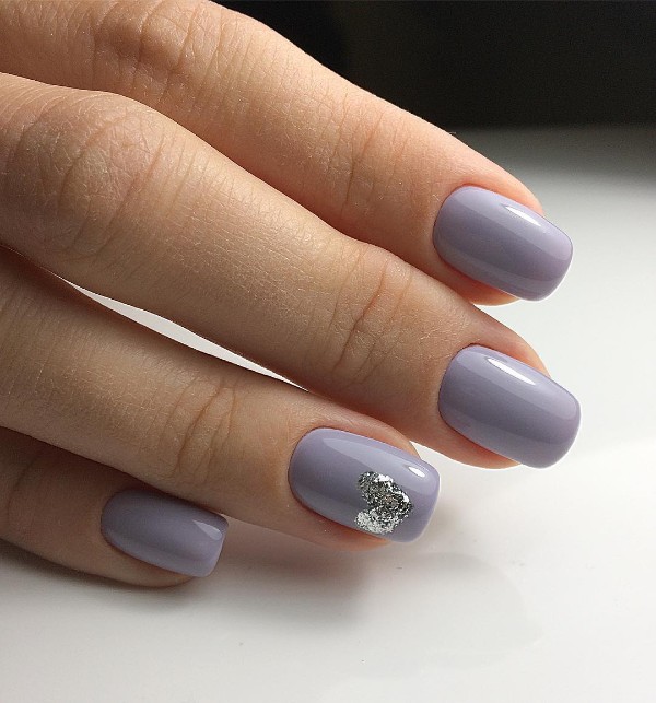 серо-фиолетовый маникюр с сердечком серебряные блестки