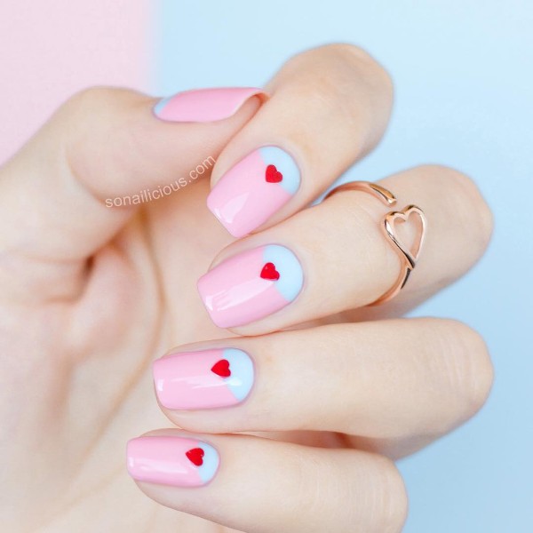 пастельный розово-голубой дизайн ногтей с красными сердцами