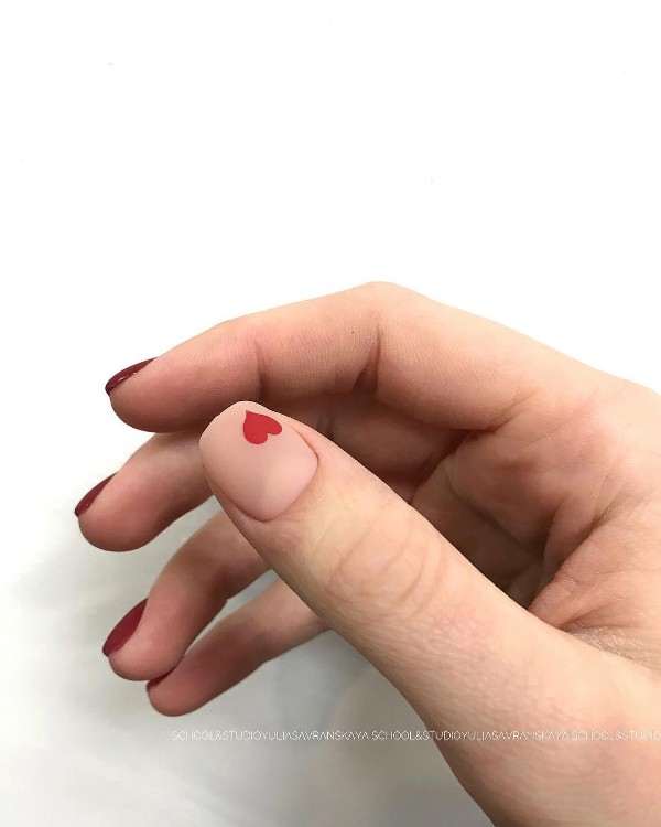 красно-нюдовые ногти с сердцем на большом пальце