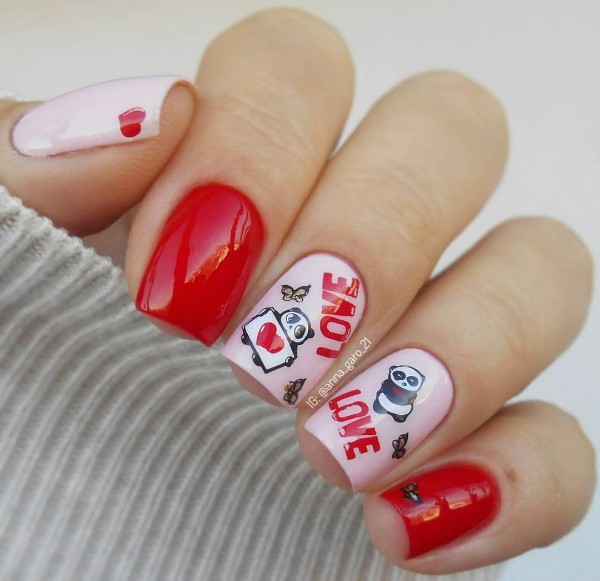 красно-розовый дизайн ногтей с пандой и сердечками