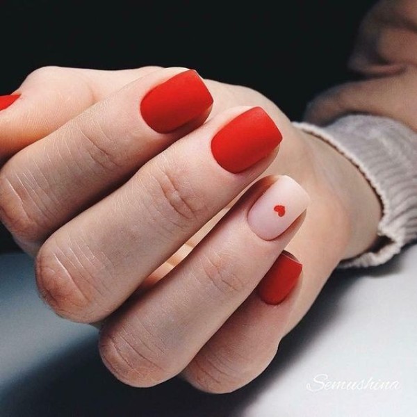 красный матовый дизайн ногтей с сердечком на нюдовом ногте