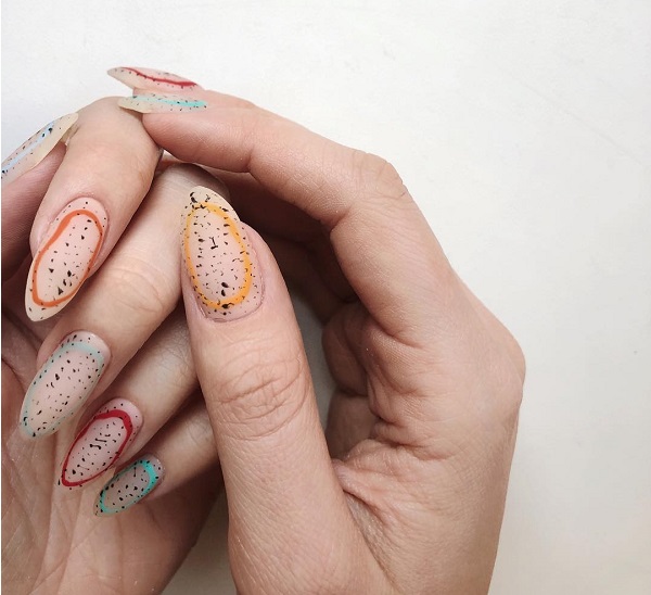 разноцветный маникюр ногтей с перепелиными яйцами