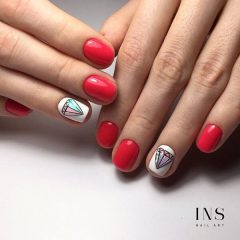белый с красным дизайн ногтей с кристаллами