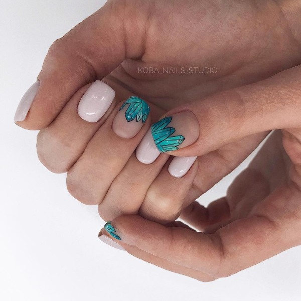 голубые кристаллы на нюдовых розово бежевых ногтях