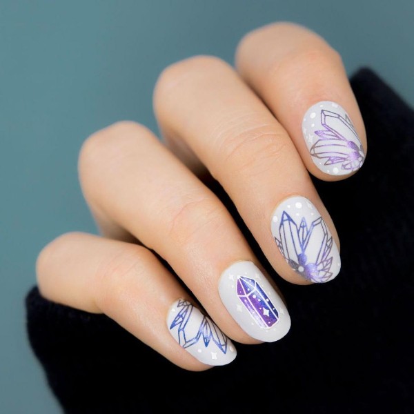 светло-фиолетовые ногти с нарисованными кристаллами