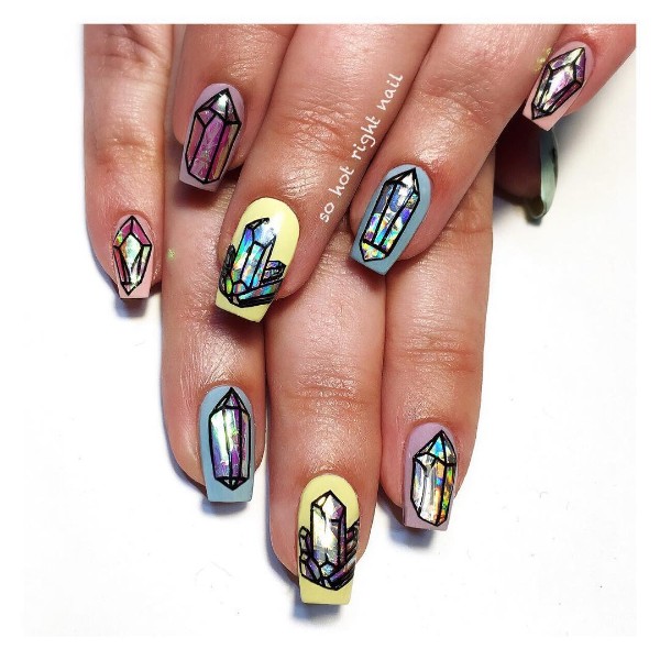 цветные ногти с нарисованными кристаллами
