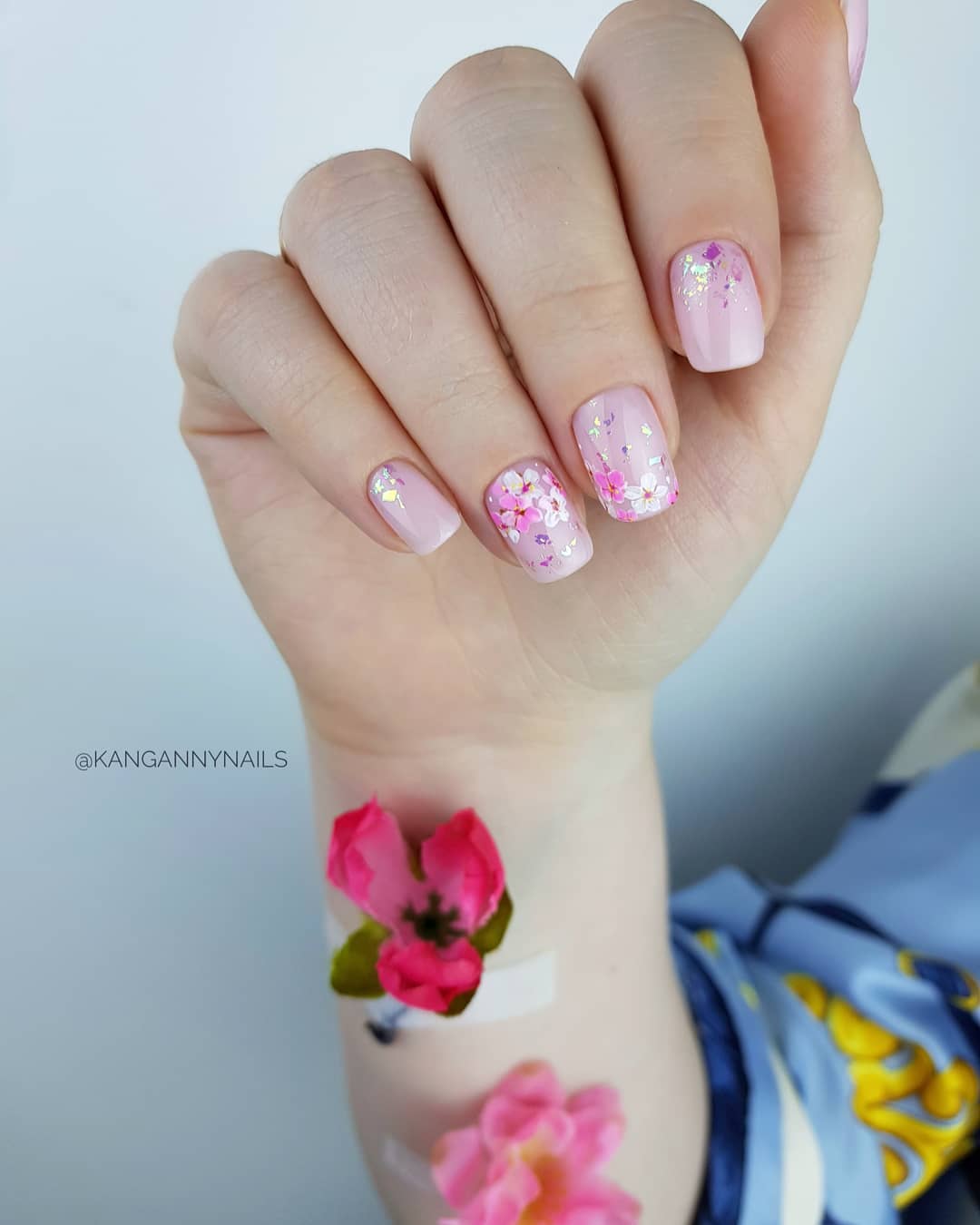розовый нейл-арт с цветами