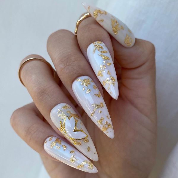белый дизайн ногтей с золотым