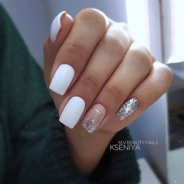 белый дизайн ногтей с блестками серебро
