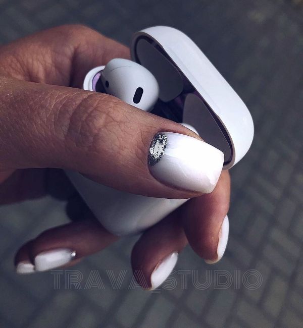 белые ногти с серебряным лунным дизайном
