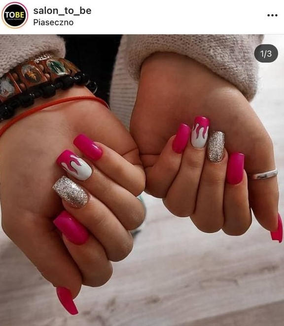розовый оттенок фуксия на ногтях с дизайном пламя