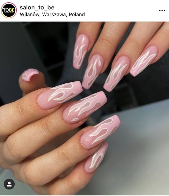 светло-розовый дизайн ногтей с пламенем