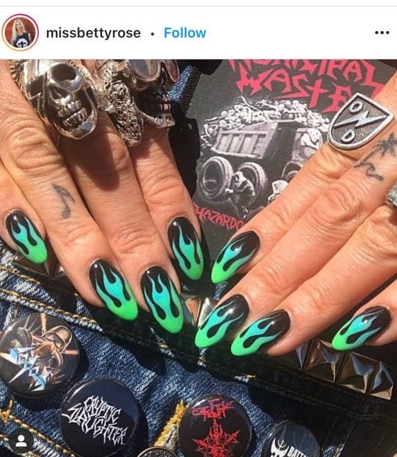 черный дизайн ногтей с зеленым пламенем