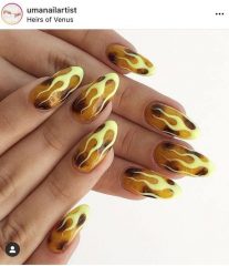 желтый дизайн ногтей с рисунками пламени